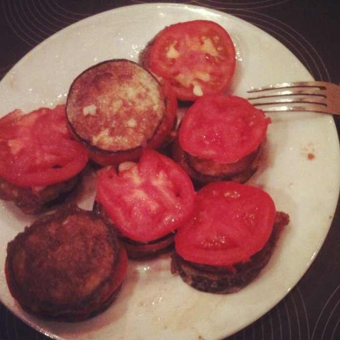 Баклажаны жареные с чесноком и помидорами рецепт пошагово Баклажаны жареные с чесноком и помидорами рецепт пошагово