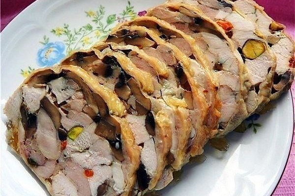 Рулет куриный с грибами