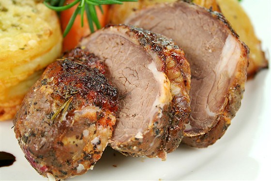 Запеченая баранина по-гречески с картофелем и маслинами
