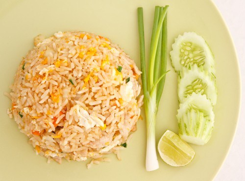 Жареные овощи с рисом и яйцом