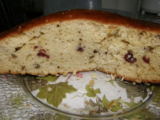 Сладкий пирог с орехами и клюквой