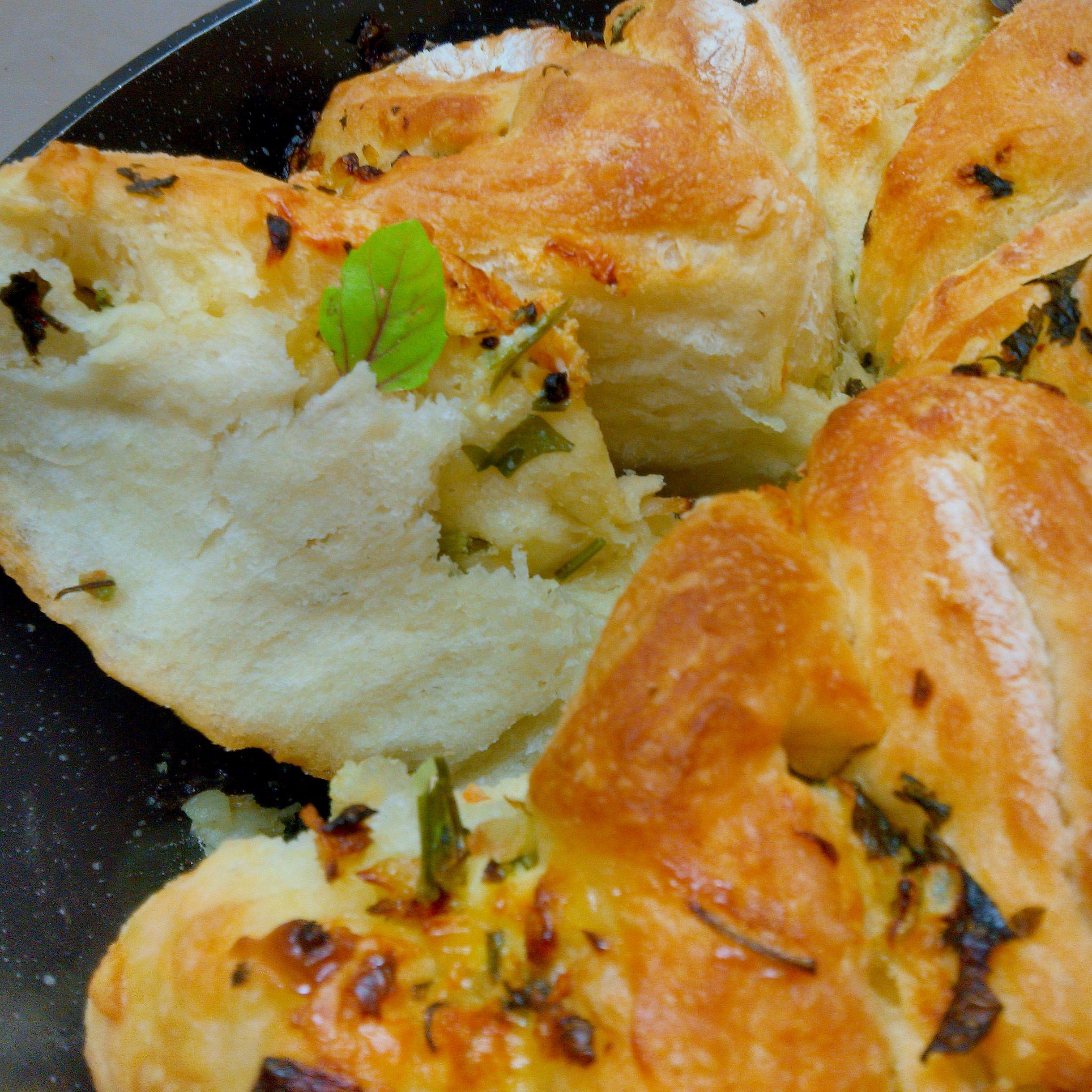 Пикантный хлеб с чесноком, луком и зеленью
