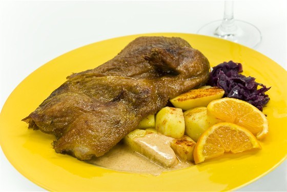 Жареная утка с картошкой и соусом