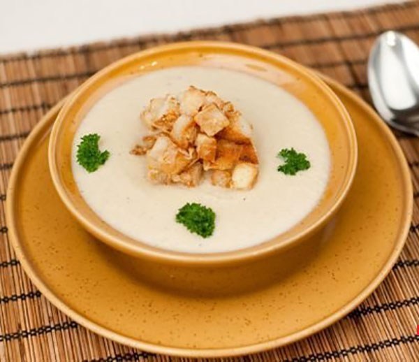 Сырный суп из лесных грибов с крутонами