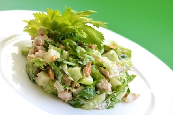 Салат из курицы, яблок и селдерея