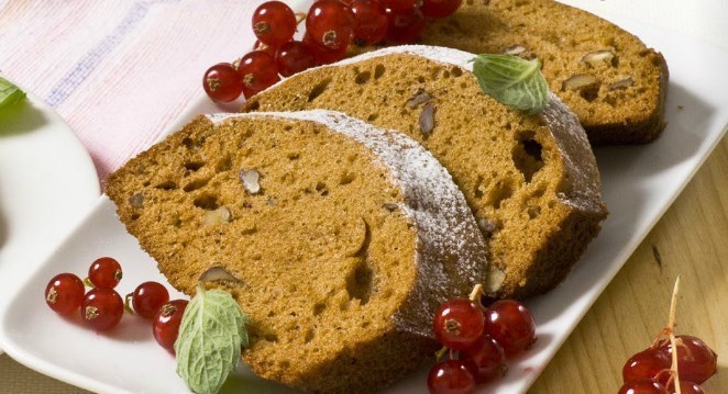 Медовый кекс с орехами в мультиварке