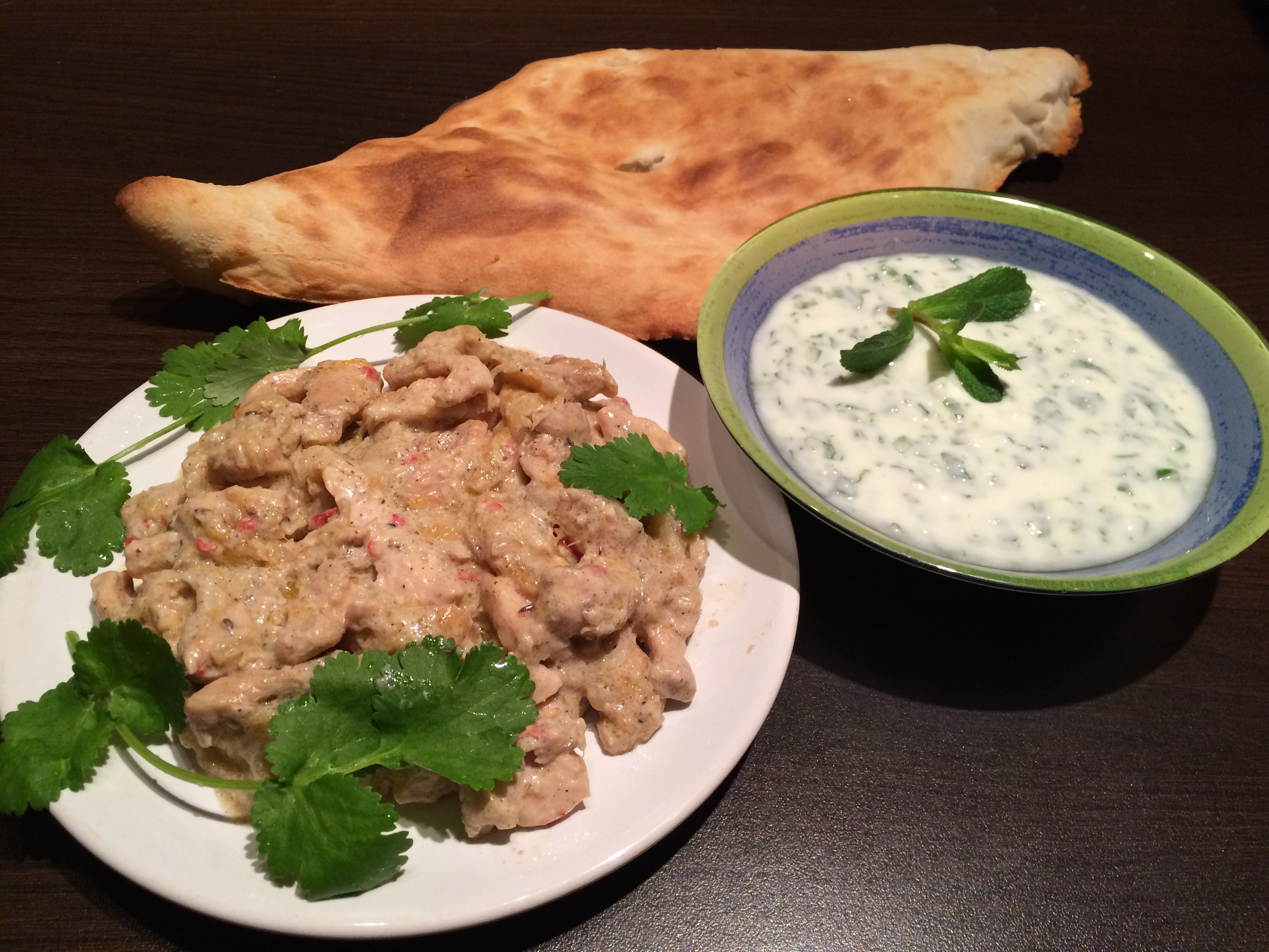 Куриное карри с манго и мятной райтой