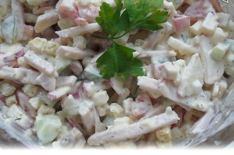 Весенний овощной салат с копченым сыром и окороком