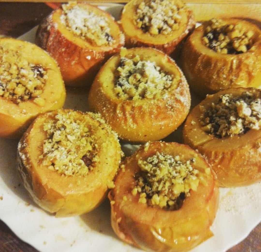 Яблоки печеные с клюквой, медом и орехами
