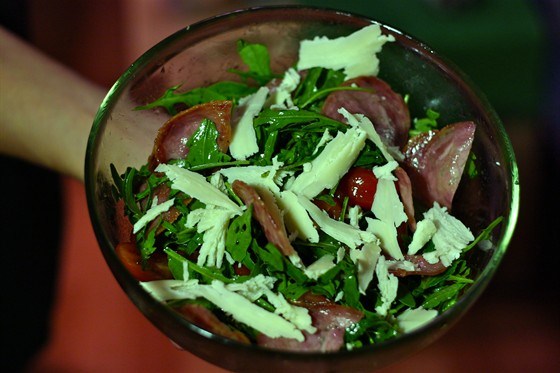 Теплый салат с рукколой, помидорами черри, жареными колбасками Сольчечон и пармезаном