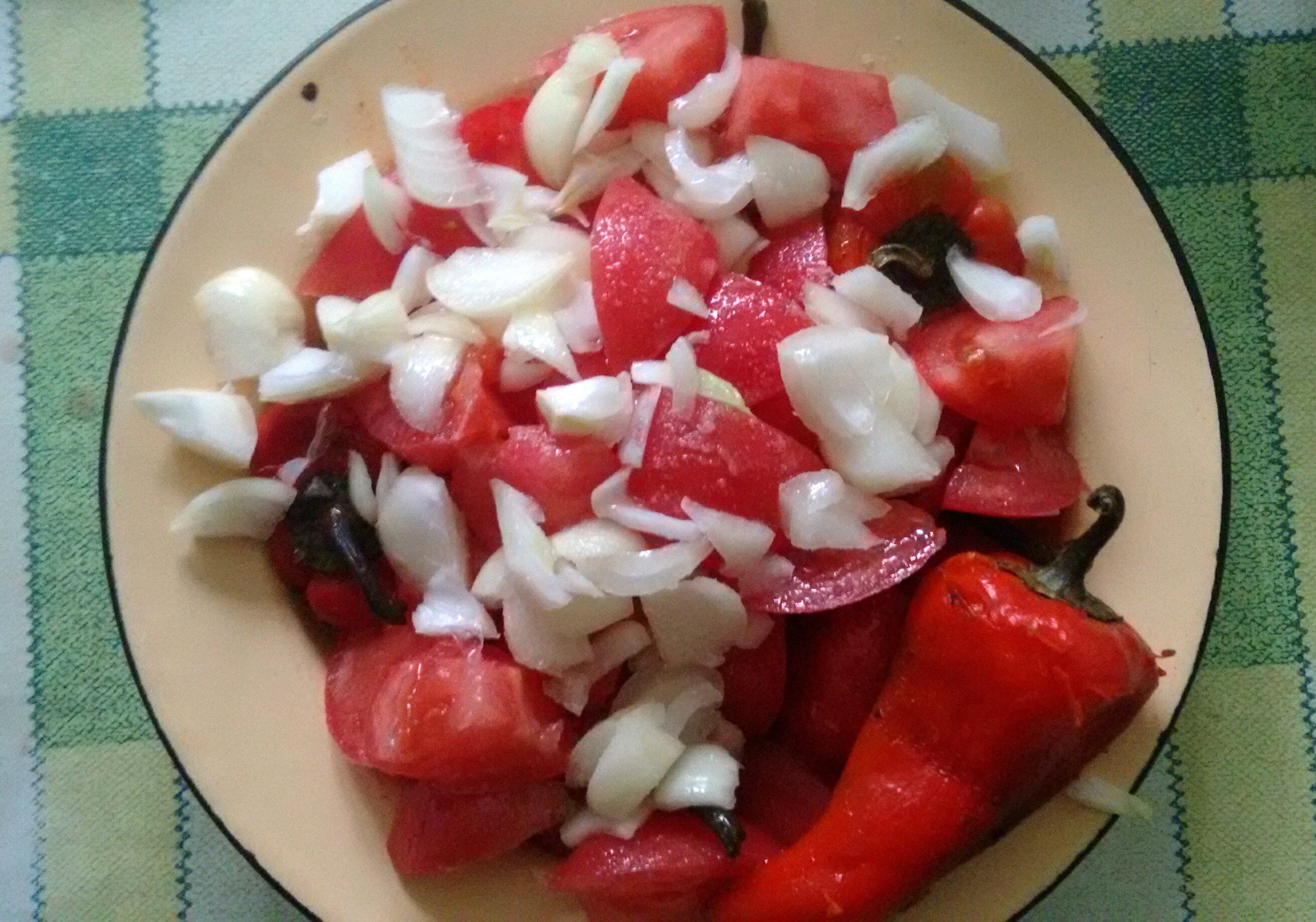Печеный красный перец с розовыми помидорами и луком �о-болгарски