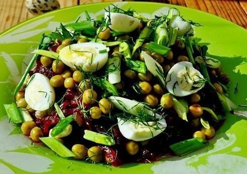 Салат с морской капустой и перепелины�и яйцами