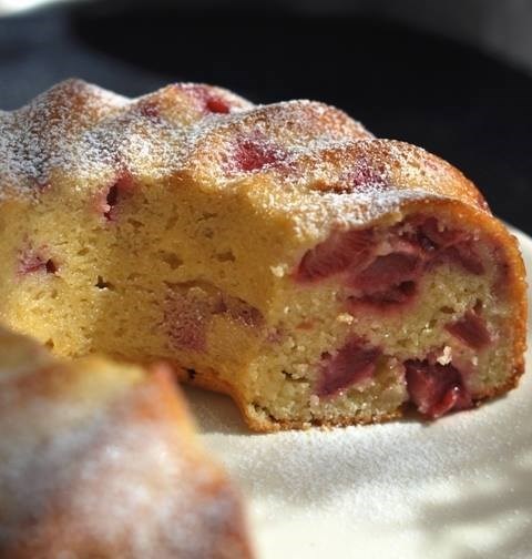Манный пирог с клубникой