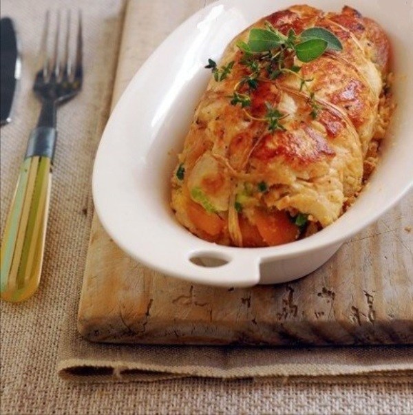 Грудка цыпленка, фаршированная миндалем и курагой