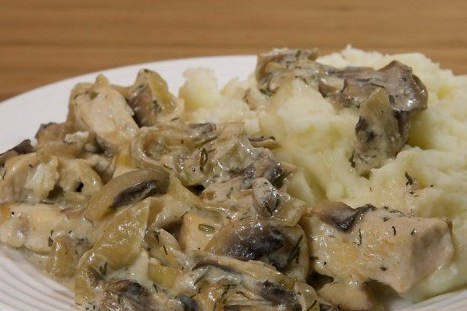 Курица с грибным соусом