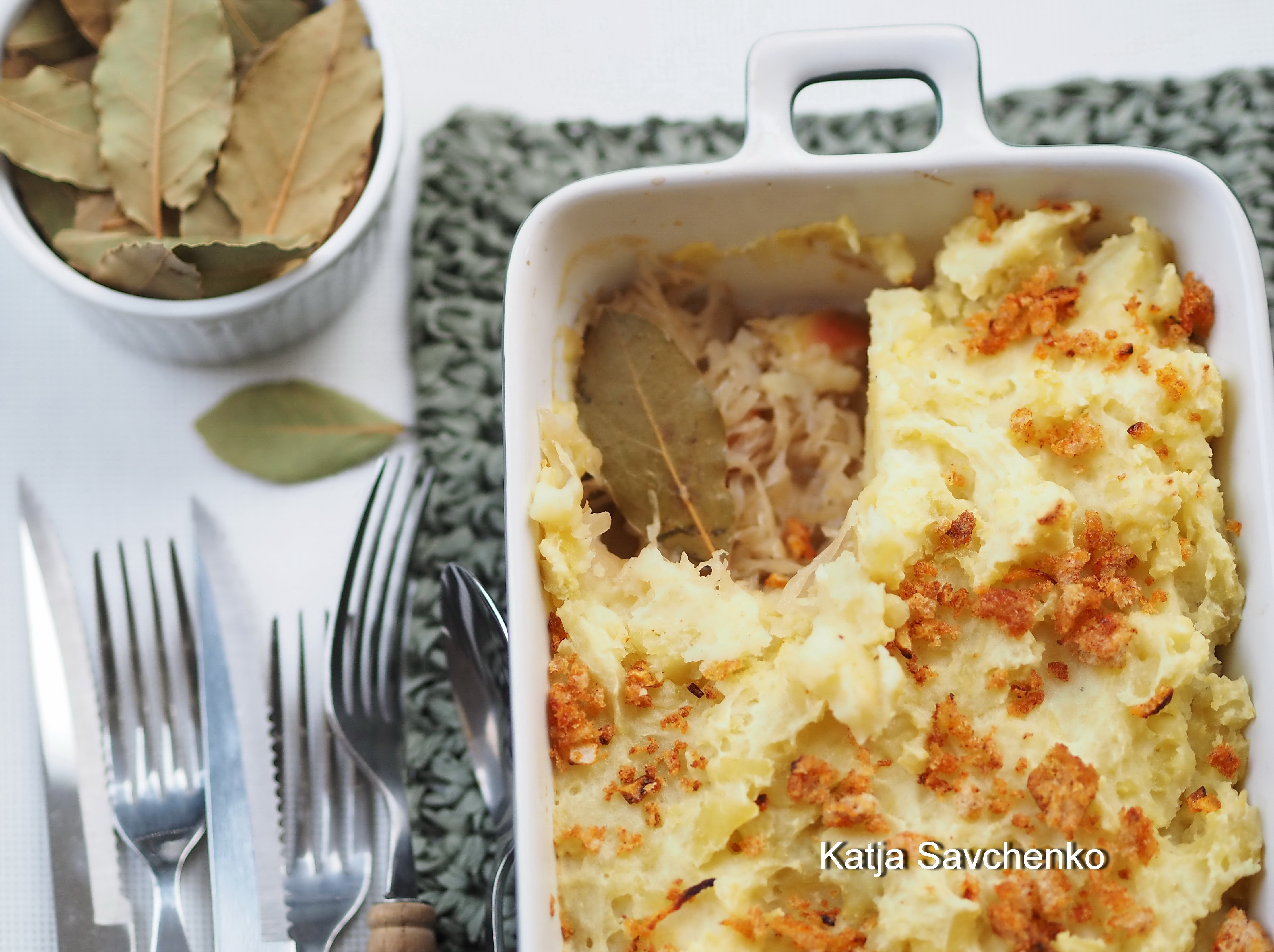 Картофельная запеканка с квашеной капустой и яблоками