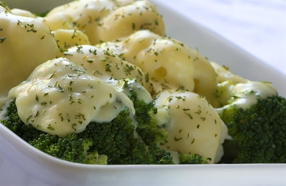 Запеченая брокколи с чесноком и пармезаном