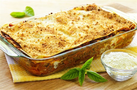 Лазанья с колбасным фаршем и ветчиной