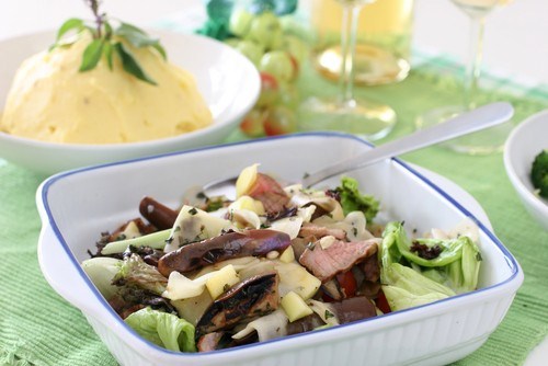 Салат из свинины с маринованными грибами, черносливом и сыром