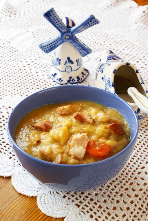 Гороховый суп с копчеными ребрышками и зеленью