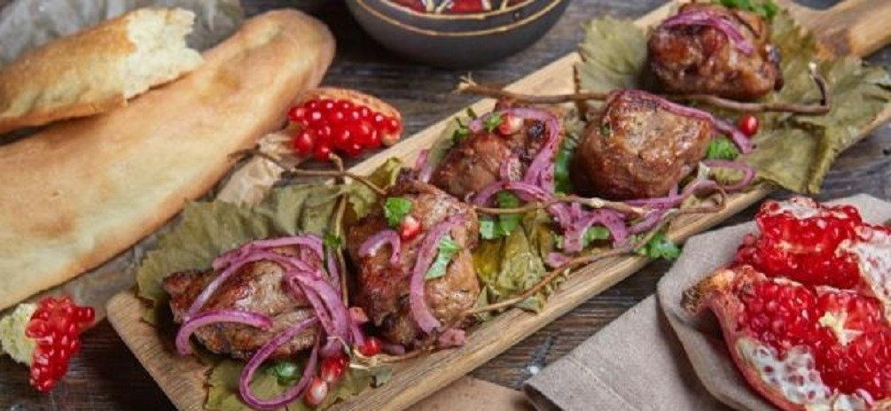 Шашлык из ягненка с виноградными листьями
