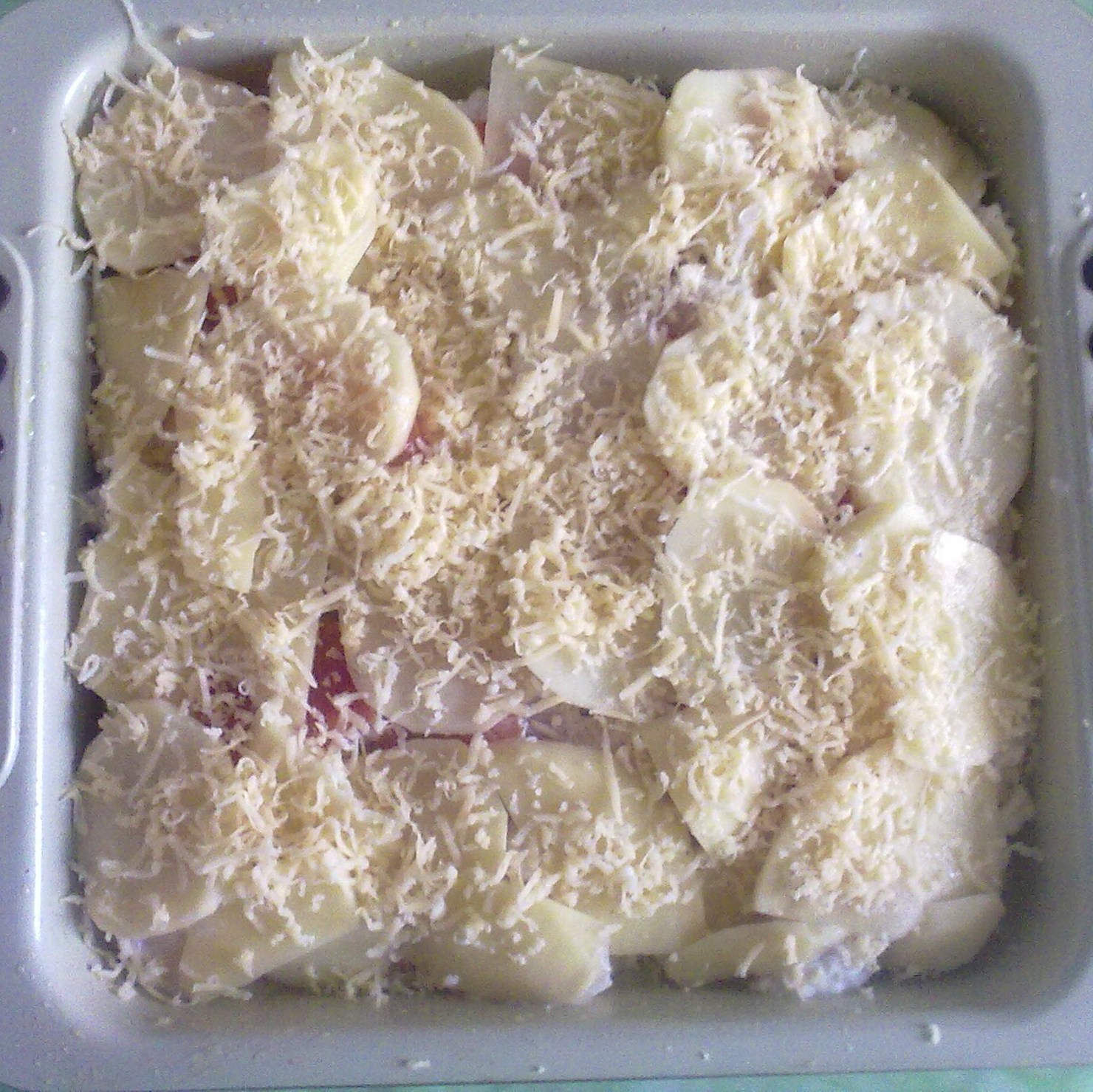 Картофель, запеченный с куриным филе и помидорами под сыром