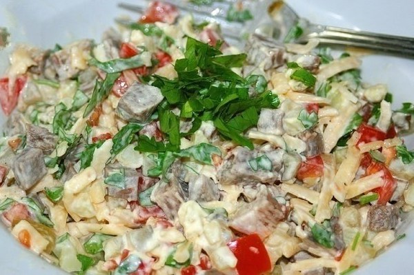 Слоеный салат с говядиной и овощами