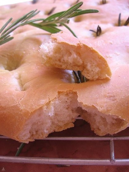 Фокачча с чесноком и розмарином