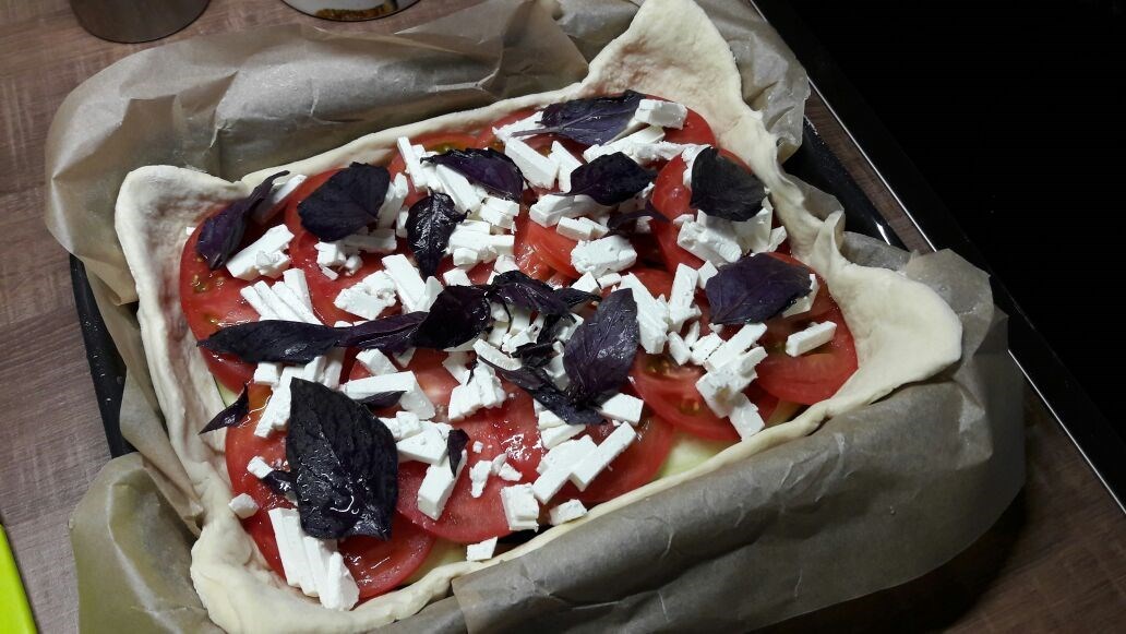 Овощной пирог с баклажанами, помидорами и сыром