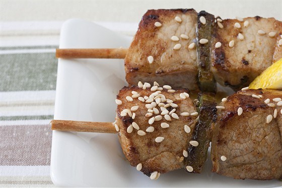 Куриные шашлыки с кунжутом, соевым соусом и лаймом