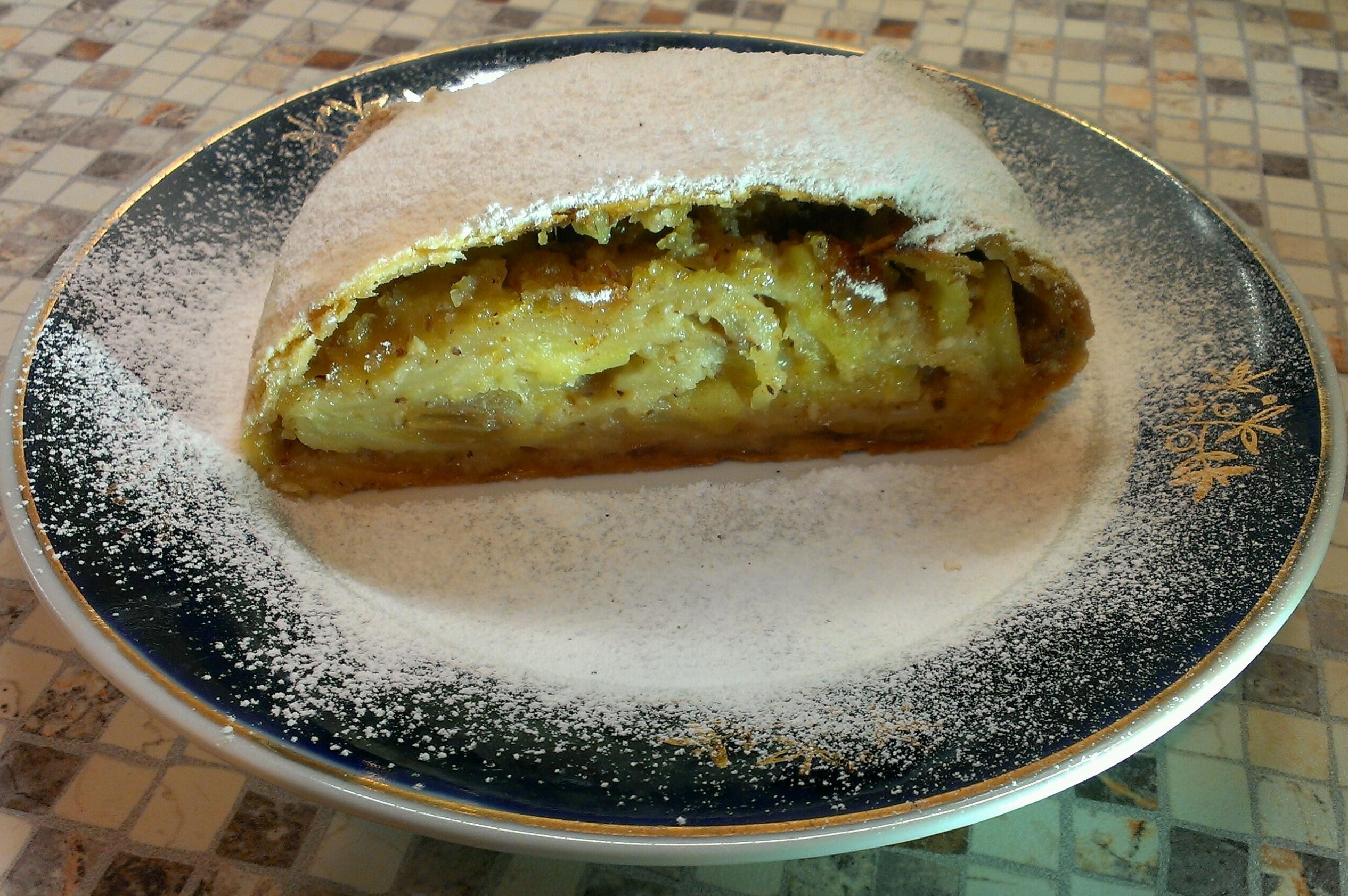 Штрудель с яблоками и корицей