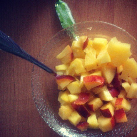 Солнечный фруктовый салат из манго, ананасов и персиков
