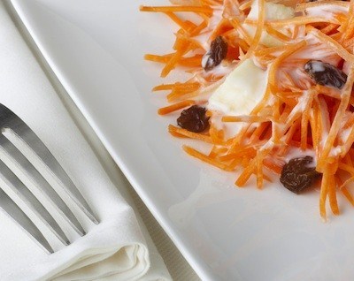 Морковный салат с изюмом и грецкими орехами