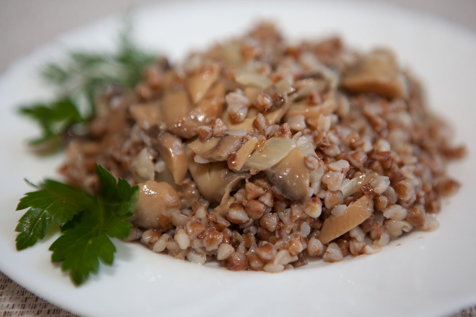Запеченная гречка с мясом и грибами