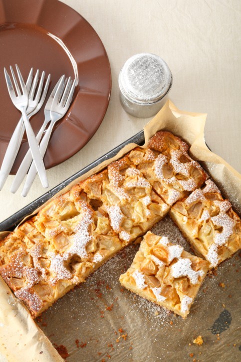 Шарлотка с кислыми яблоками и корицей