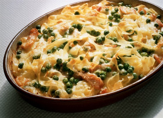 Запеченая паста с сыром, ветчиной и горошком