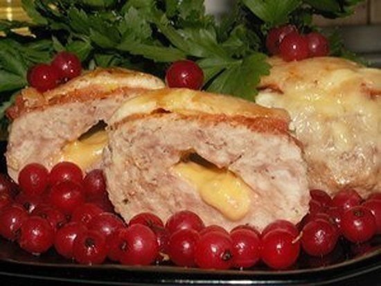 Котлетки из индейки, фаршированные сыром, под шубкой