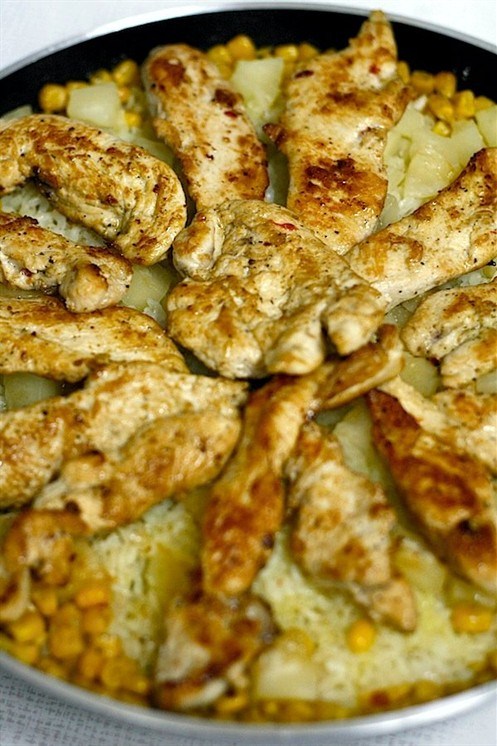 Курица по-луизиански с рисом и ананасом