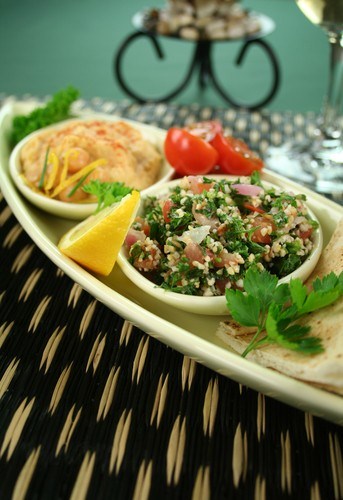 Салат из кускуса с нутом, красными перцами и заправкой из кумина