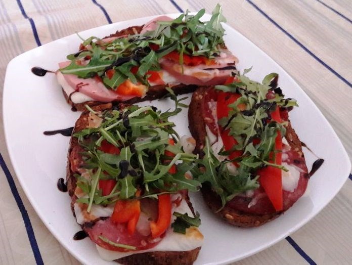 Брускетта с салями, рукколой, моцареллой и бальзамиком