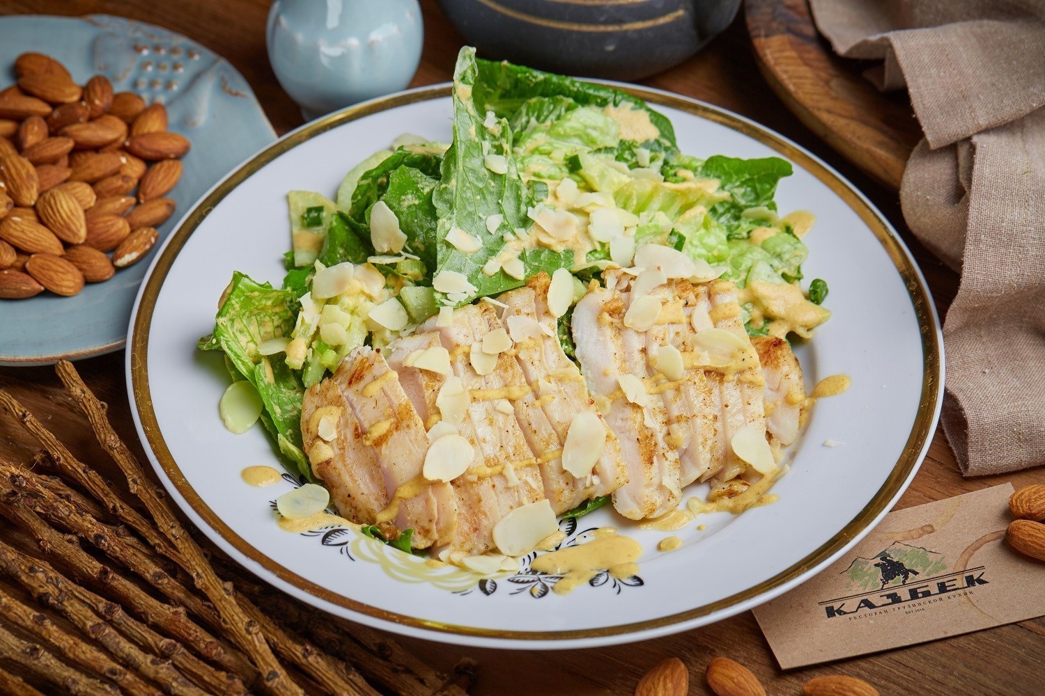 Теплый салат с курицей и баже из миндаля
