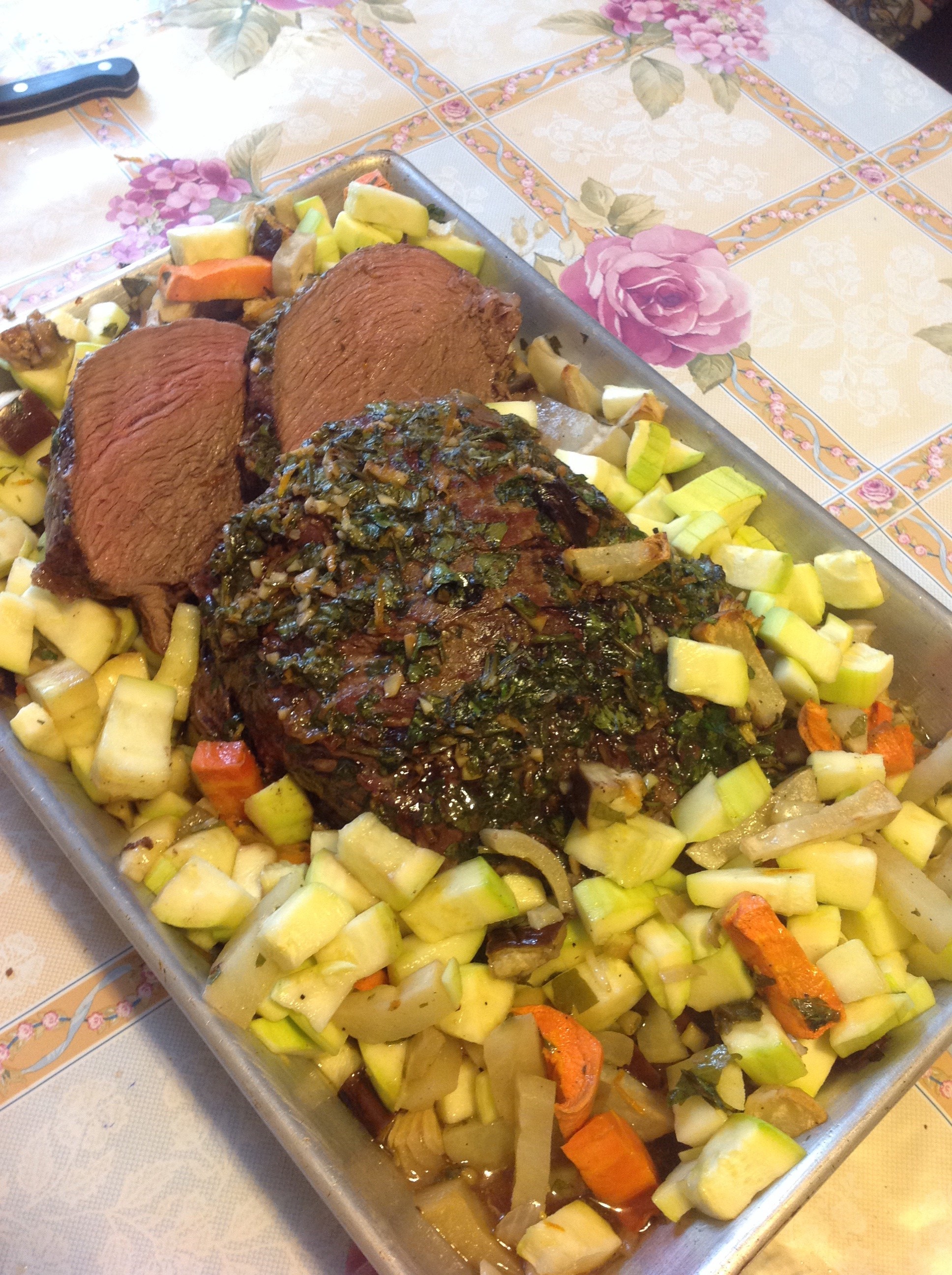 Запеченая говядина с лимонно-травяной корочкой и овощами