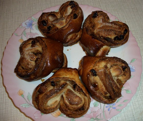 Плюшки с изюмом и корицей