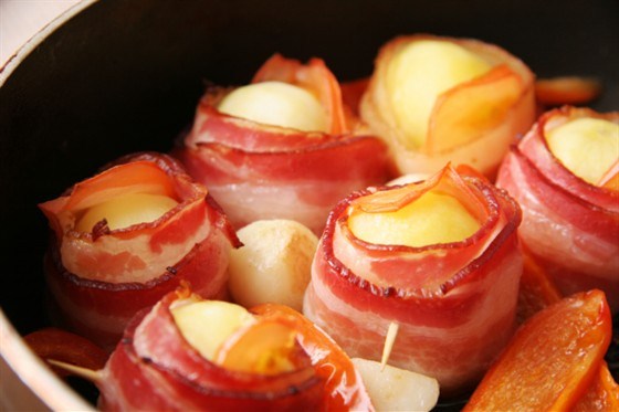 Шашлыки из картофеля и бекона с соусом из эстрагона
