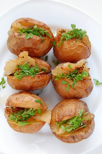 Печеный картофель с салатом и прошутто