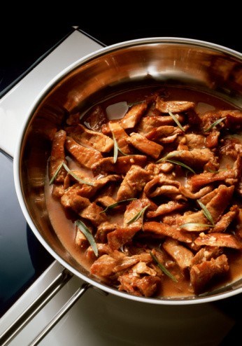 Тушеная свинина с яблоками, грибами и кальвадосом