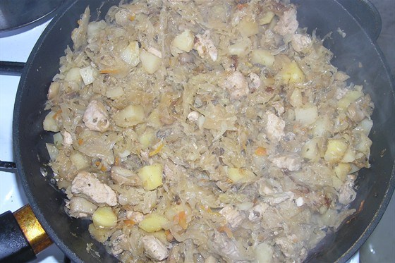 Картошка, тушеная с квашеной капустой и курицей