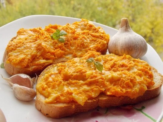 Закусочные бутерброды с морковью и брынзой