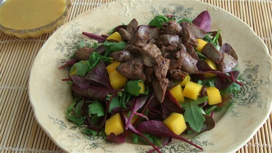 Салат с манго и куриной печенью