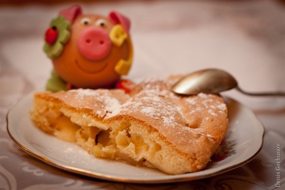 Шарлотка яблочная со сливочным маслом